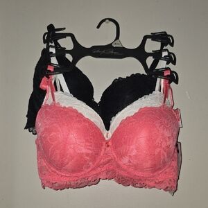 NWT Marilyn Monroe Lace Trim Bras
